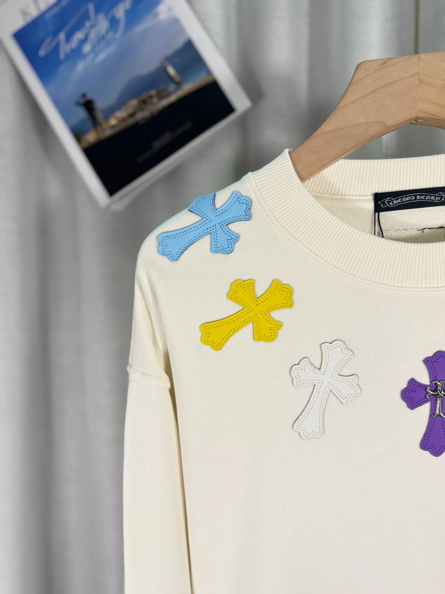 P260 top version, real shot without P, ​​different from market currency) 𝗖𝗵𝗿𝗼𝗺𝗲 𝗛𝗲𝗮𝗿𝘁𝘀/Cro Heart 2025 washed patch embroidery autumn and winter new original single counter American laser burnt 3D three-dimensional color embroidered couple casual sweatshirt 👑The highest version! Customized fabric 420g tripe terry fabric! American acid-washed and distressed original fabric laser burnt ✟appliqué embroidery and exquisite embroidery of letters! The best-selling model in the counter, very comfortable to wear. Accessories: original molded and authenticated collar label➕100% silk wash label. Genuine purchase-grade original hangtag➕matching hanging rope➕3D hanging beads➕original packaging bag. Craftsmanship: The original version has consistent wiring! The highest version of the armhole matching technique! Color: White Black Size: S M L XL Style No.: 9313